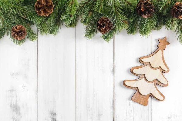 Beyaz rustik üzerinde ağaç süsleme ile Noel köknar ağacı dalları 