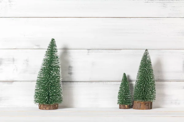 C ile beyaz rustik arka plan üzerinde beyaz tahta üzerinde Noel ağacı