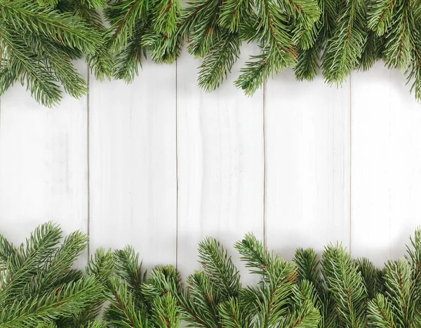 Beyaz rustik üzerinde ağaç süsleme ile Noel köknar ağacı dalları 