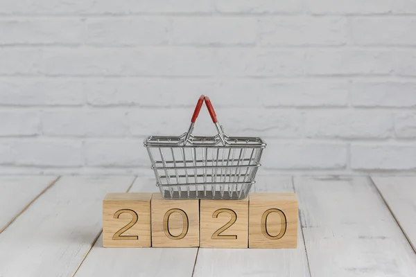 2020 yılbaşı bloğunda sepet, alışveriş konsepti