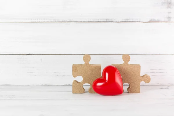 Red Heart with Wooden Puzzle Jigsaw на білому тлі деревини. Ре — стокове фото