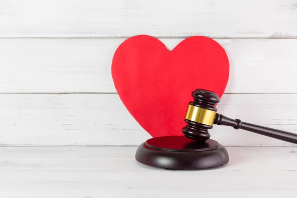Beyaz ahşap arka planda Red Heart 'la Yargıç Gavel Hammer. Fotokopi Alanı ile Aile veya Hukuk Sevgisi.