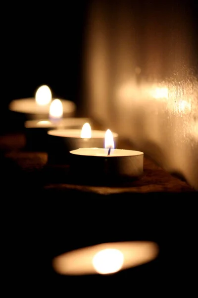 Свечи Расставлены Колонне Миниатюрных Подсвечниках — стоковое фото