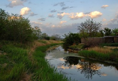 Nehir üzerinde gün batımı Yaz manzarası