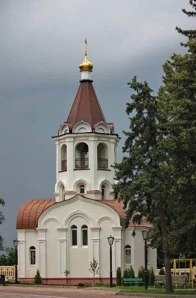 Часовня Позолоченным Куполом Территории Православной Церкви Фоне Облачного Неба Рядом — стоковое фото