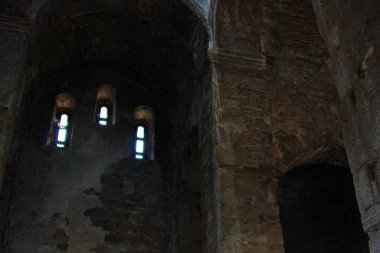 Hoinski tapınak Saana Dağı 'nın bir çıkıntısında, güneydoğu yakasından. Çapraz kubbeli kilise Bizans mimarlık okulunun en iyi geleneklerinde yapılır.. 