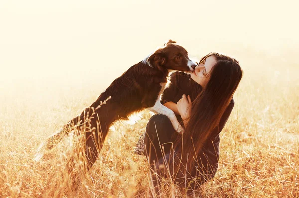 Sarılma ve öpüşme onun köpek doğurmak kenar kömür ocağı uzun siyah saçlı güzel kız
