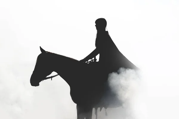 Menina Bonita Uma Capa Chuva Cavalo Fumaça Silhueta Cavaleiro Sobre — Fotografia de Stock