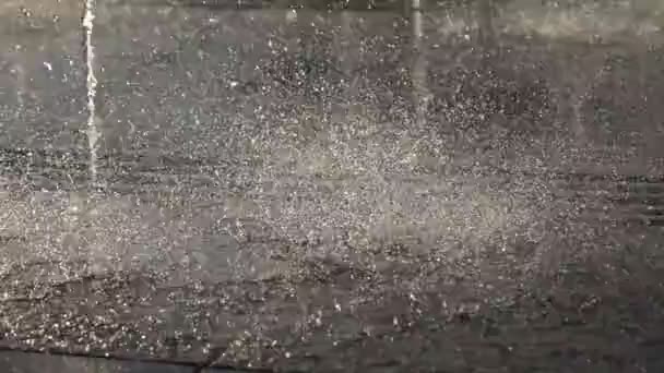 Fontaine à éclaboussures lentes dans la chaleur estivale — Video