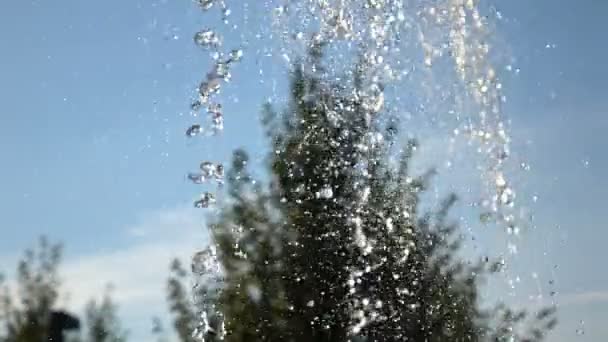 Gotas lentas sobre un fondo de cielo azul — Vídeo de stock