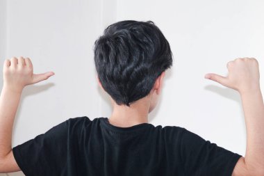 Arkadan bak. Elleri havada ve yumruklarını sıkmış başarılı bir genç çocuk kazandı..