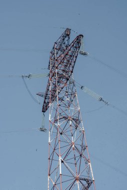 elektrik iletim hatları gökyüzünün alt görünümüne karşıdır