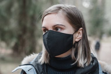 Siyah maskeli genç kız sokakta