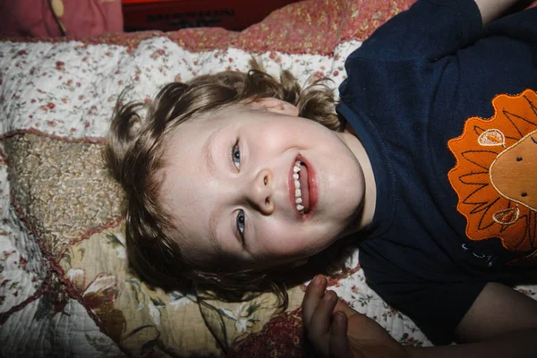 Menino Feliz Três Anos Brinca Cama Close — Fotografia de Stock