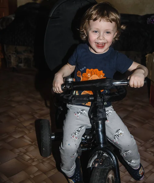 Menino Encaracolado Monta Uma Bicicleta — Fotografia de Stock