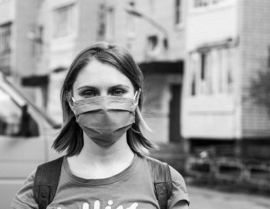 Sokakta mavi maskeli, kısa saçlı, yakın plan bir genç kız. Coronavirüs