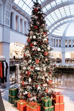 Topları ve alışveriş merkezi olan büyük, güzel bir Noel ağacı. Yeni Yıl.