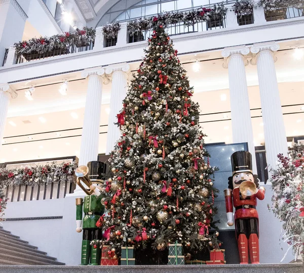 Alışveriş merkezinde topları olan büyük, güzel bir noel ağacı. Yeni Yıl.