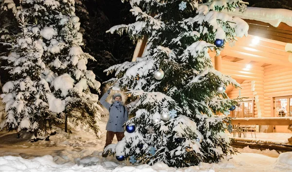 Ragazza Cappello Grigio Una Giacca Blu Con Stivali Bianchi Uno — Foto Stock