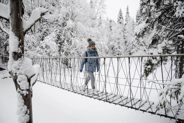 Chica Puente Cuerda Invierno Invierno Karelia Puente Colgante — Foto de Stock