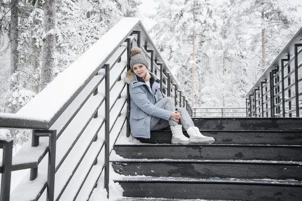 Egy Lány Szürke Kalapban Egy Kék Kabátban Fehér Csizmával Egy — Stock Fotó
