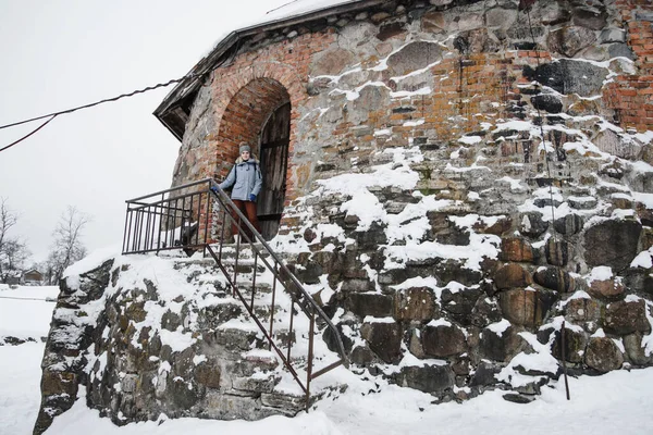 Девушка Синей Куртке Проходит Через Старую Каменную Крепость Карелия — стоковое фото