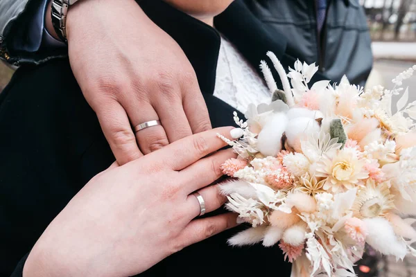 Hände Von Mann Und Frau Mit Eheringen Hochzeitstag Goldringe Den — Stockfoto