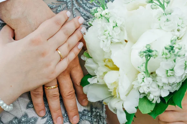 Hände Von Mann Und Frau Mit Eheringen Hochzeitstag Goldringe Den — Stockfoto