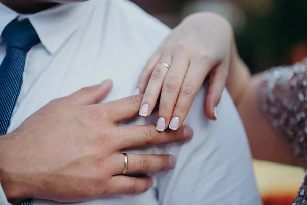 Χέρια Άντρα Και Γυναίκας Βέρες Την Ημέρα Του Γάμου Χρυσά — Φωτογραφία Αρχείου