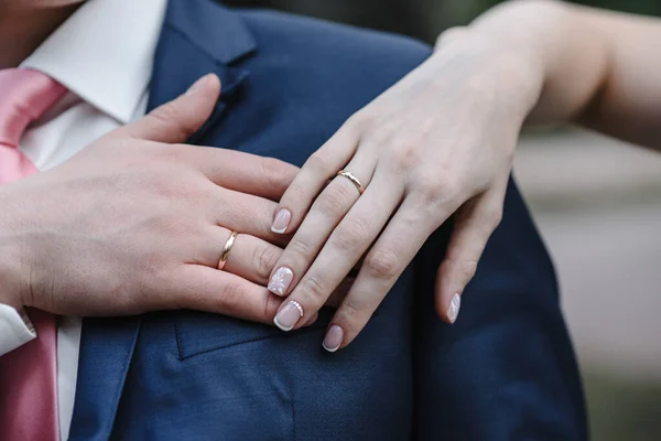 Χέρια Άντρα Και Γυναίκας Βέρες Την Ημέρα Του Γάμου Χρυσά — Φωτογραφία Αρχείου