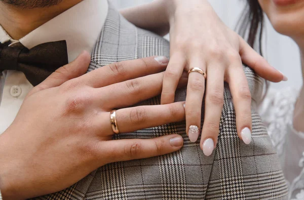 Hände Von Mann Und Frau Mit Eheringen Hochzeitstag Goldringe Den — Stockfoto