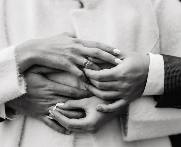 Ręce Mężczyzny Kobiety Obrączkami Dzień Ślubu Złote Pierścienie Rękach Nowożeńców — Zdjęcie stockowe