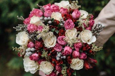 Gelinin elinde güzel bir düğün buketi. Düğün için. Düğün süslemeleri. Yakın plan.