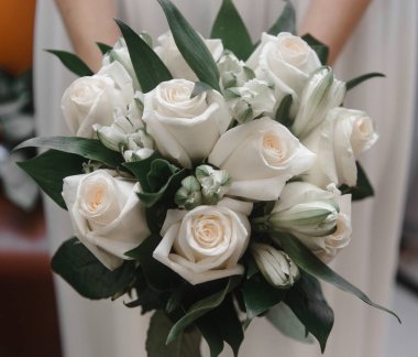 Gelinin elinde güzel bir düğün buketi. Düğün için. Düğün süslemeleri. Yakın plan.