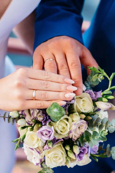 Hand Der Braut Mit Einem Ring Hält Einen Brautstrauß Hochzeitsdekoration — Stockfoto