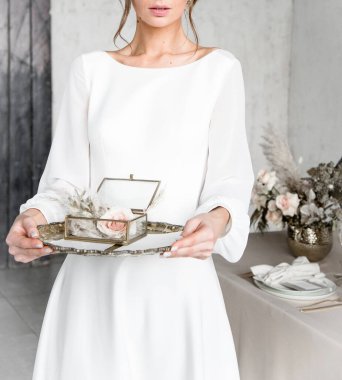 Beyaz şık elbiseli gelin. Düğün dekoru, çiçek dekoru. Düğün günü. Güzel genç gelin. düğün pozu