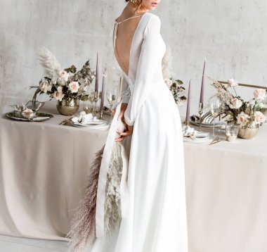 Beyaz şık elbiseli gelin. Düğün dekoru, çiçek dekoru. Düğün günü. Güzel genç gelin. düğün pozu