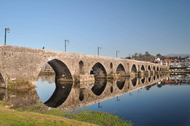 Köprü nehre yansıyor.