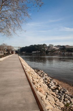 Nehir manzarası, köprü, nehir boyunca uzanan patika. Douro nehri ile güzel bir şehir. Arrbida Köprüsü. Porto. Portekiz.