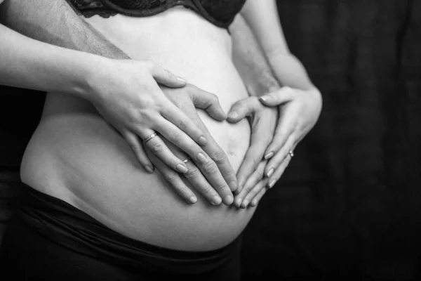 Casal grávida apaixonado pela barriga do bebê — Fotografia de Stock