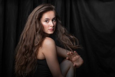 Kadın moda portresi, kamera karşısında Peter Lindbergh gibi.