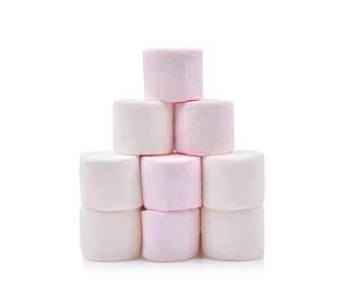 Beyaz arkaplanda izole edilmiş şekerlemeler yığını