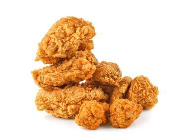 Kızarmış tavuk beyaz arka planda izole edilmiş.