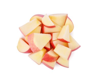 Beyaz arka planda izole edilmiş taze kırmızı elma dilimleri. Üst görünüm