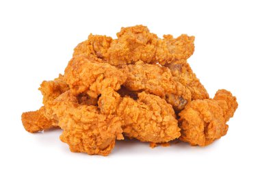 Beyaz arka planda izole edilmiş bir yığın kızarmış baharatlı tavuk..