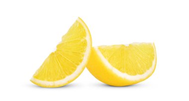 Beyaz arkaplanda limon dilimi.