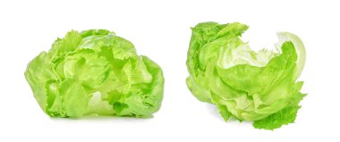 Beyaz zemin üzerinde yeşil buzdağı marulu yaprağı izole.