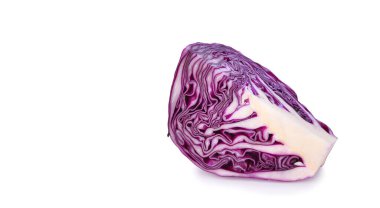 dilimlenmiş izole beyaz zemin üzerine kırmızı lahana.