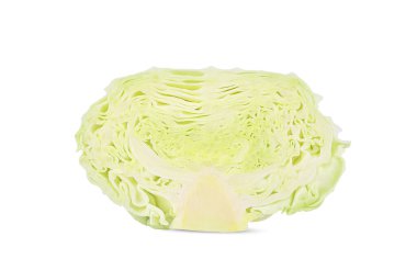 Beyaz arka planda izole edilmiş yeşil lahana dilimi.