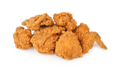 Kızarmış tavuk beyaz arka planda izole edilmiş.